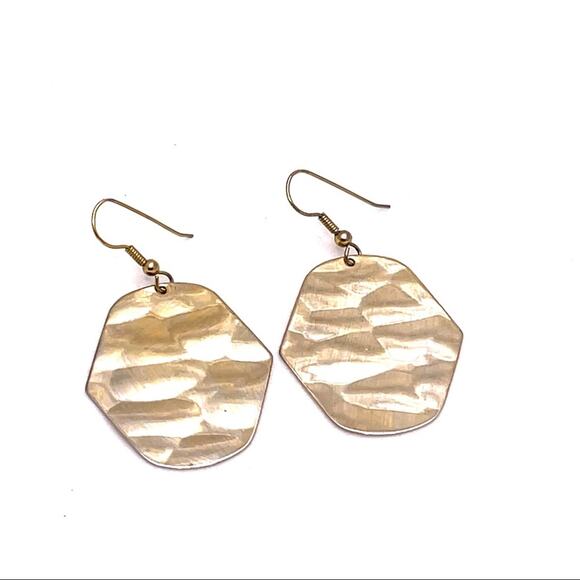 Gold dangling wavy earrings - Picture 3 of 4